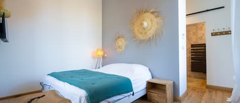 5 bedrooms, iron/ironing board, free WiFi, bed sheets