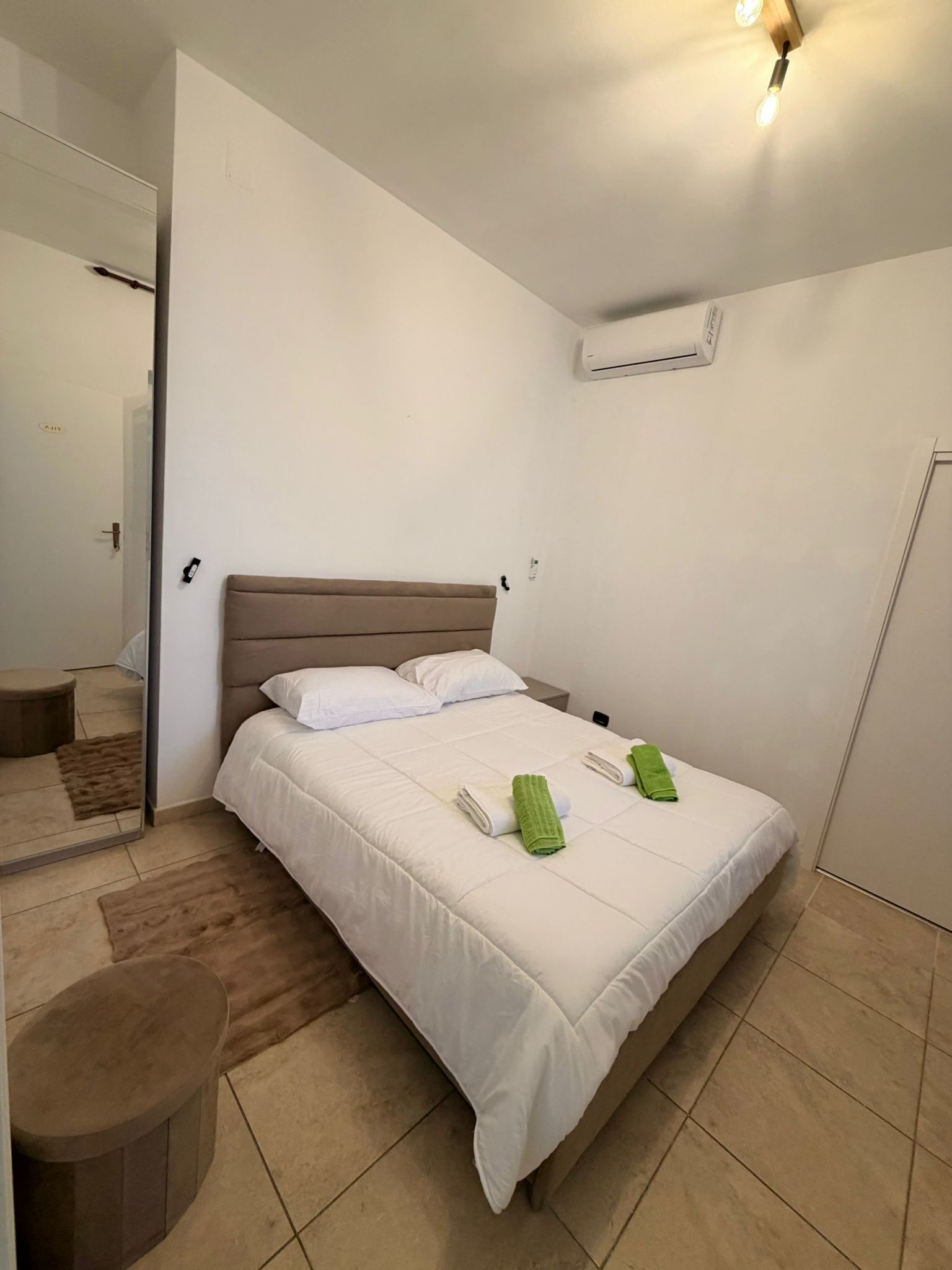 Kamar Double atau Twin Basic | Meja kerja, setrika/meja setrika, dan Wi-Fi gratis