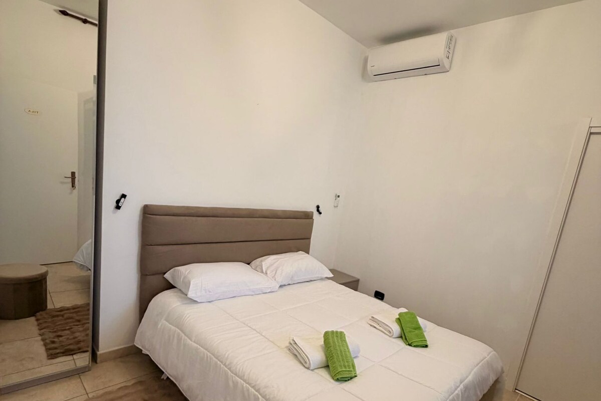 Habitación básica con 1 cama matrimonial o 2 individuales | Escritorio, tabla de planchar con plancha y wifi gratis