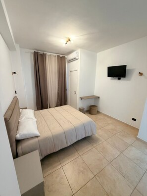 Kamar Double atau Twin Basic, Bebas Asap Rokok | Meja kerja, setrika/meja setrika, dan Wi-Fi gratis