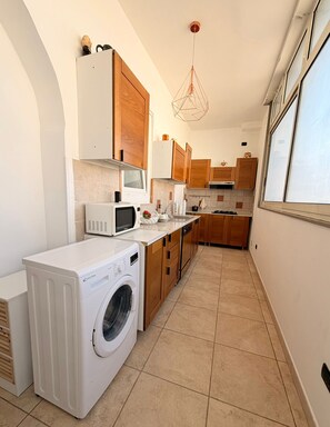 Full-sized fridge, microwave, stovetop, cookware/dishes/utensils - Villa Martila  (Bari)