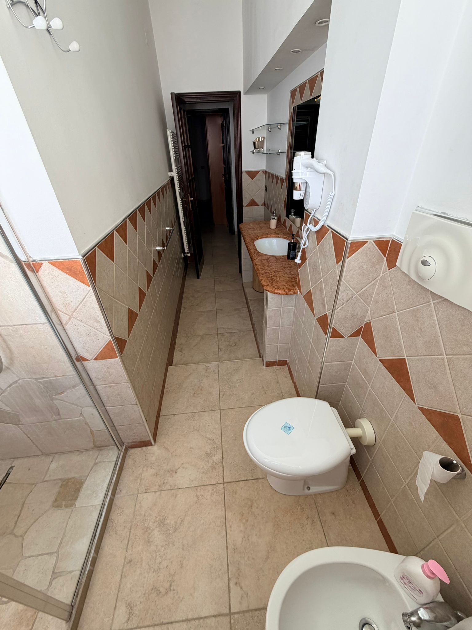 Familiekamer, uitzicht op zwembad | Badkamer | Een douche, een haardroger, handdoeken, zeep