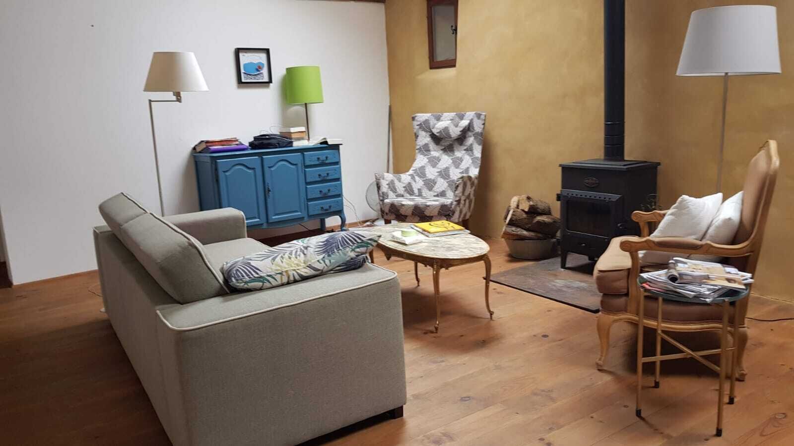 Smart-tv och ett bordtennisbord