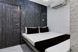 Un dormitorio con cama, armario y aire acondicionado.