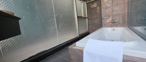 標準雙床房 | 浴室 | 吹風機、毛巾、肥皂、洗髮精