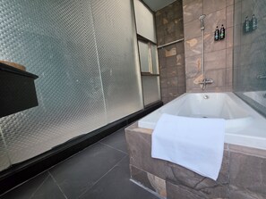 Bathroom - Jason Residencia One Hotel (Phnom Penh)