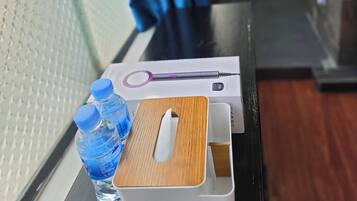 Minibar, escritorio, espacio para trabajar con laptop y wifi gratis