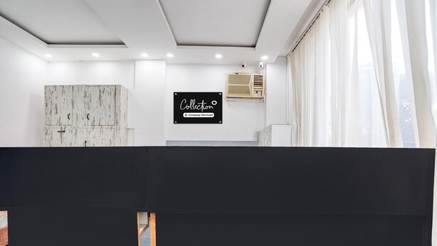 Um interior moderno com um armário de mármore, uma placa com a palavra 'Collection' e um aparelho de ar condicionado.