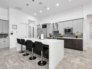 Fridge, microwave, oven, stovetop - Affordable Luxury - Pool, Hot Tub, Bikes & Kayaks (Cape Coral)