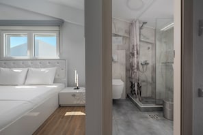 Un dormitorio con cama, mesita de noche y ventana.