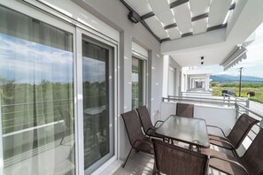 Deluxe Apartment | Outdoor dining - SLV Nefeli Apartment (Paralia Ofriniou)