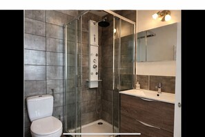 Bathroom - APARTMENT NEAR THE CITADEL (Le Château-d'Oléron)