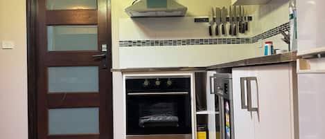 Oven, dishwasher, cookware/dishes/utensils, lobster pot
