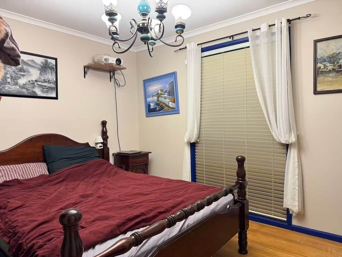1 bedroom, desk