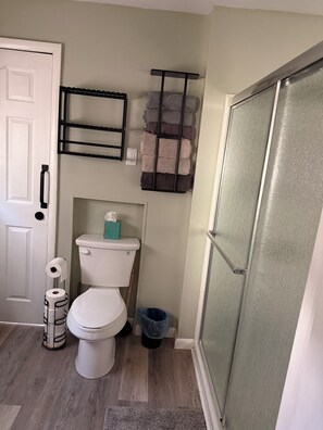 Regadera, toallas, jabón, papel de baño 