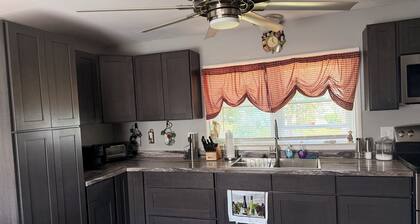 Cozy 2-bedroom house in delightful Dolgeville with AC