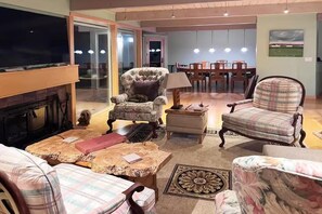 Living area - Epic views, beautiful location, private & quiet (Burien)