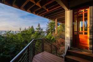 Property grounds - Epic views, beautiful location, private & quiet (Burien)