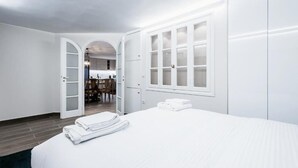 A hotel room with a bed, a desk, and a chair. - MZ Kolonaki Hills (Athina)