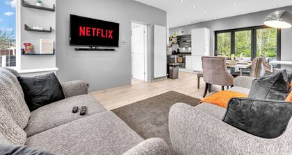 Spacious 3-Bed Home with Huge Private Garden - Next to Trafford Centre