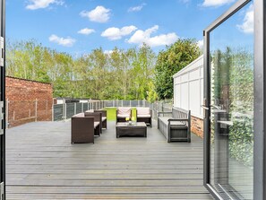 Terrace/patio - Spacious 3-Bed Home with Huge Private Garden - Next to Trafford Centre (Stretford)