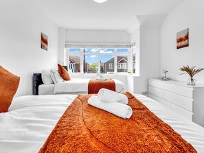 Iron/ironing board, WiFi, bed sheets - Spacious 3-Bed Home with Huge Private Garden - Next to Trafford Centre (Stretford)