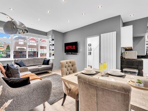 Living area - Spacious 3-Bed Home with Huge Private Garden - Next to Trafford Centre (Stretford)