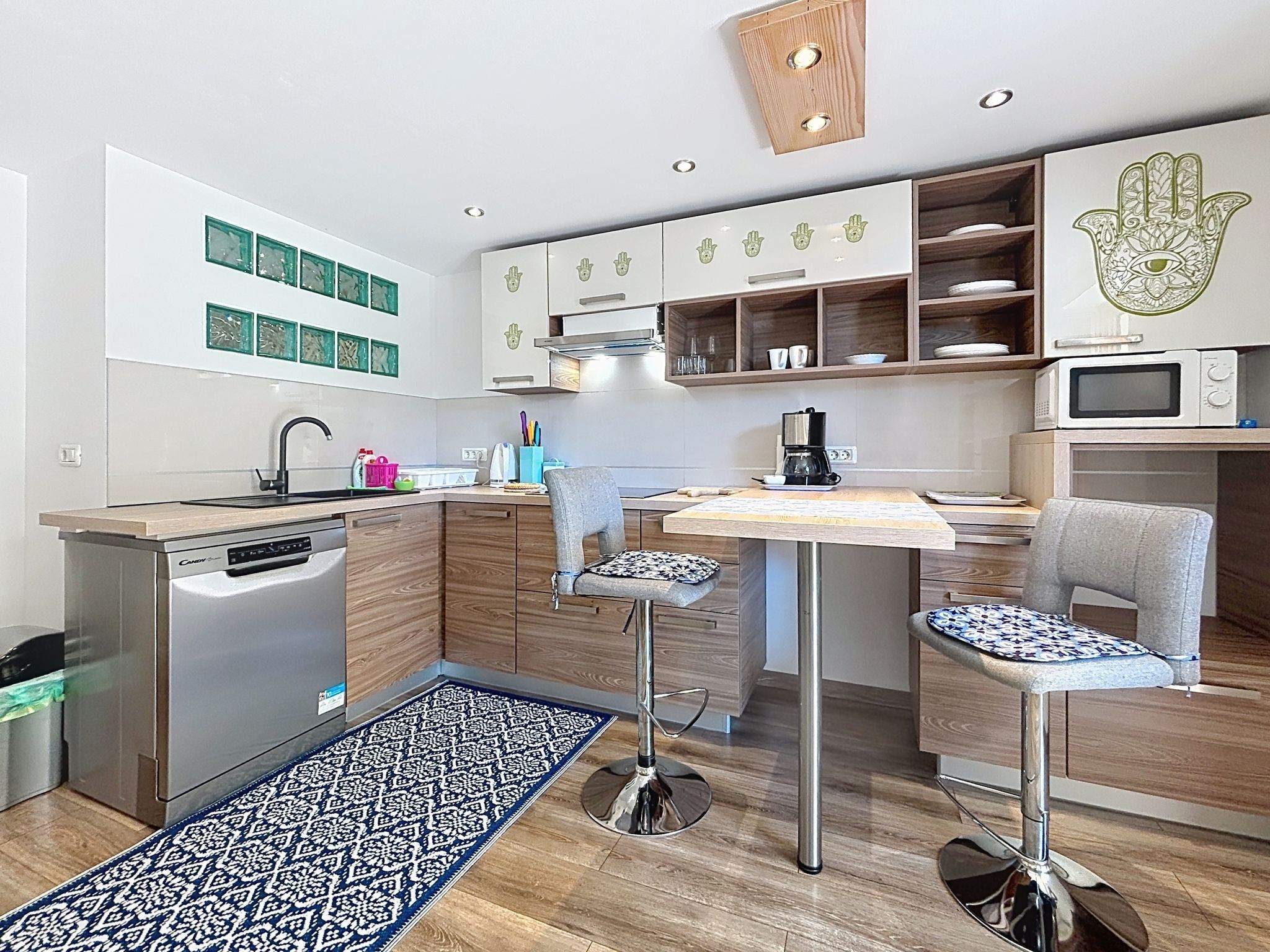 Fridge, microwave, dishwasher, cookware/dishes/utensils