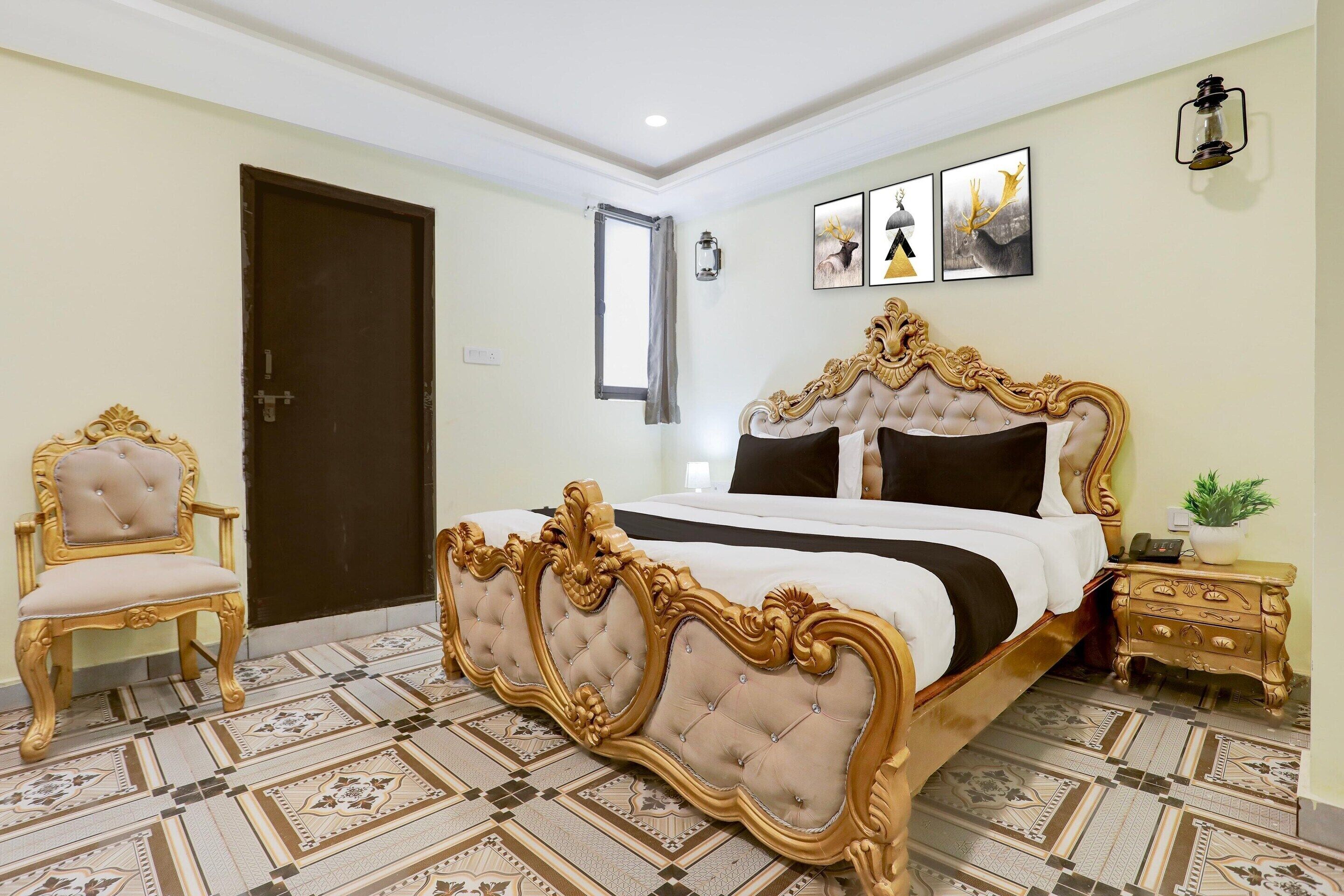 Une chambre à coucher avec un grand lit à baldaquin décoré, une chaise assortie, une table de chevet et une lampe fixée au mur.