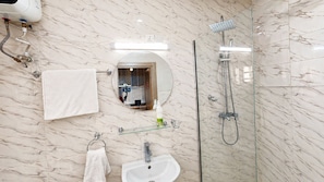 Grand-Studio | Badezimmer | Dusche, Haartrockner, Handtücher, Seife