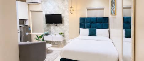 Deluxe Studio Suite | Down duvets, individually decorated, individually furnished
