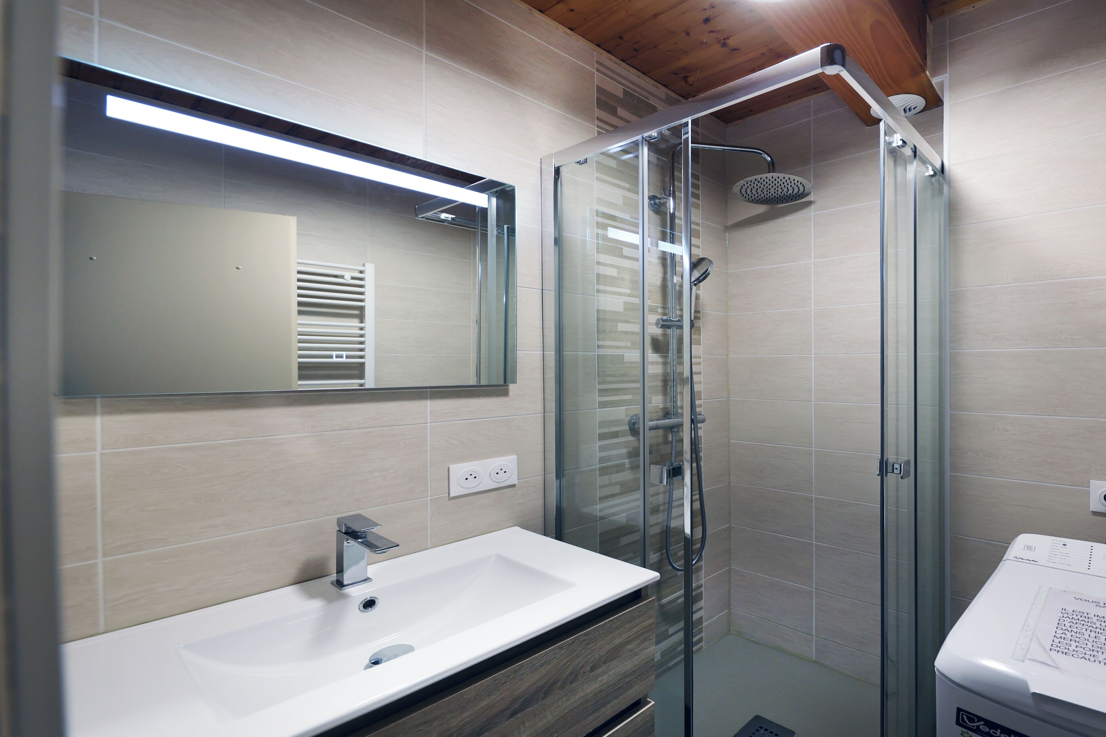 Dusche, Handtücher, Seife, Toilettenpapier