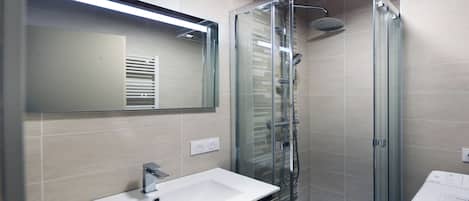 Dusche, Handtücher, Seife, Toilettenpapier