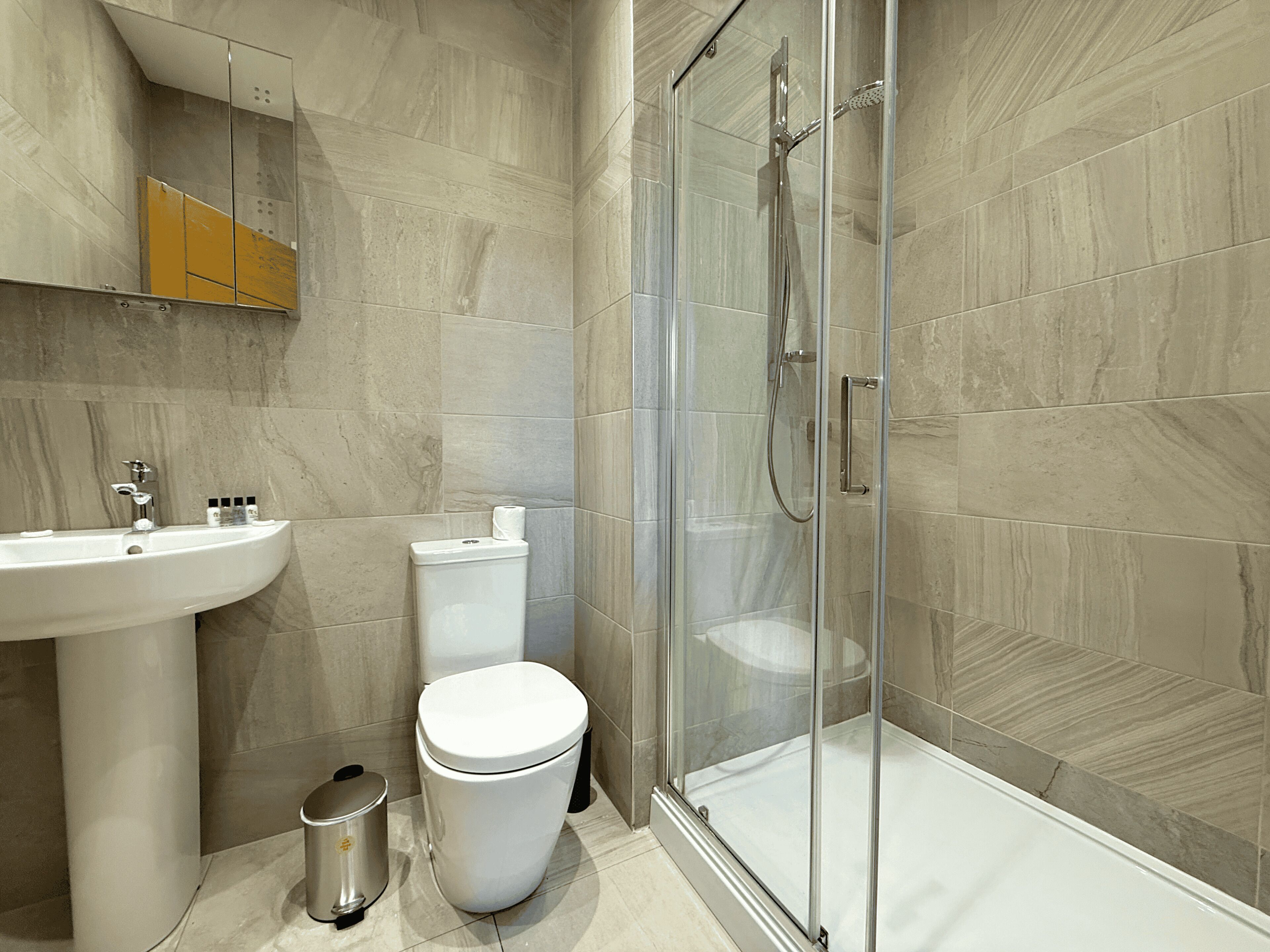 Appartement Standard | Salle de bain | Articles de toilette (gratuits), séchoir à cheveux, serviettes fournies