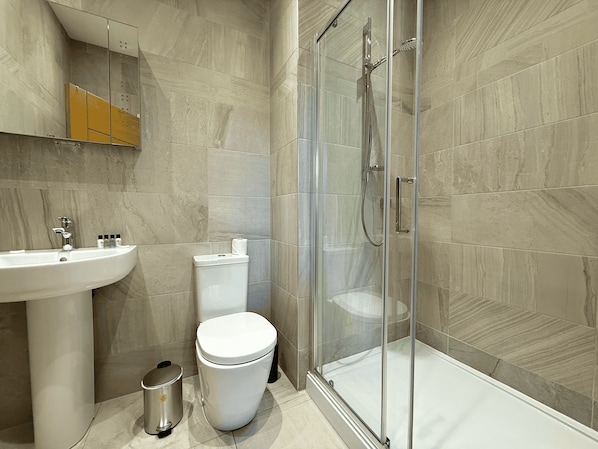 Standard Apartment | Bathroom | Free toiletries, hair dryer, towels, soap - Elegant 2 Bed City Centre Flat (Sheffield)