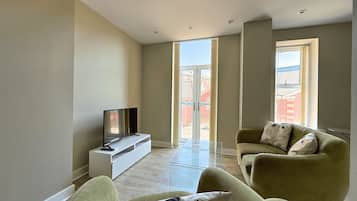 Leilighet – standard | Oppholdsområde | En 40-tommers Flatskjerm-TV med kabel-kanaler