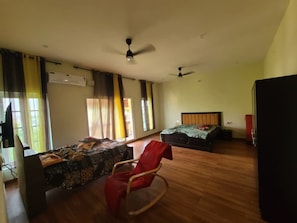 Tabla de planchar con plancha, wifi y ropa de cama