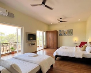 Tabla de planchar con plancha, wifi y ropa de cama
