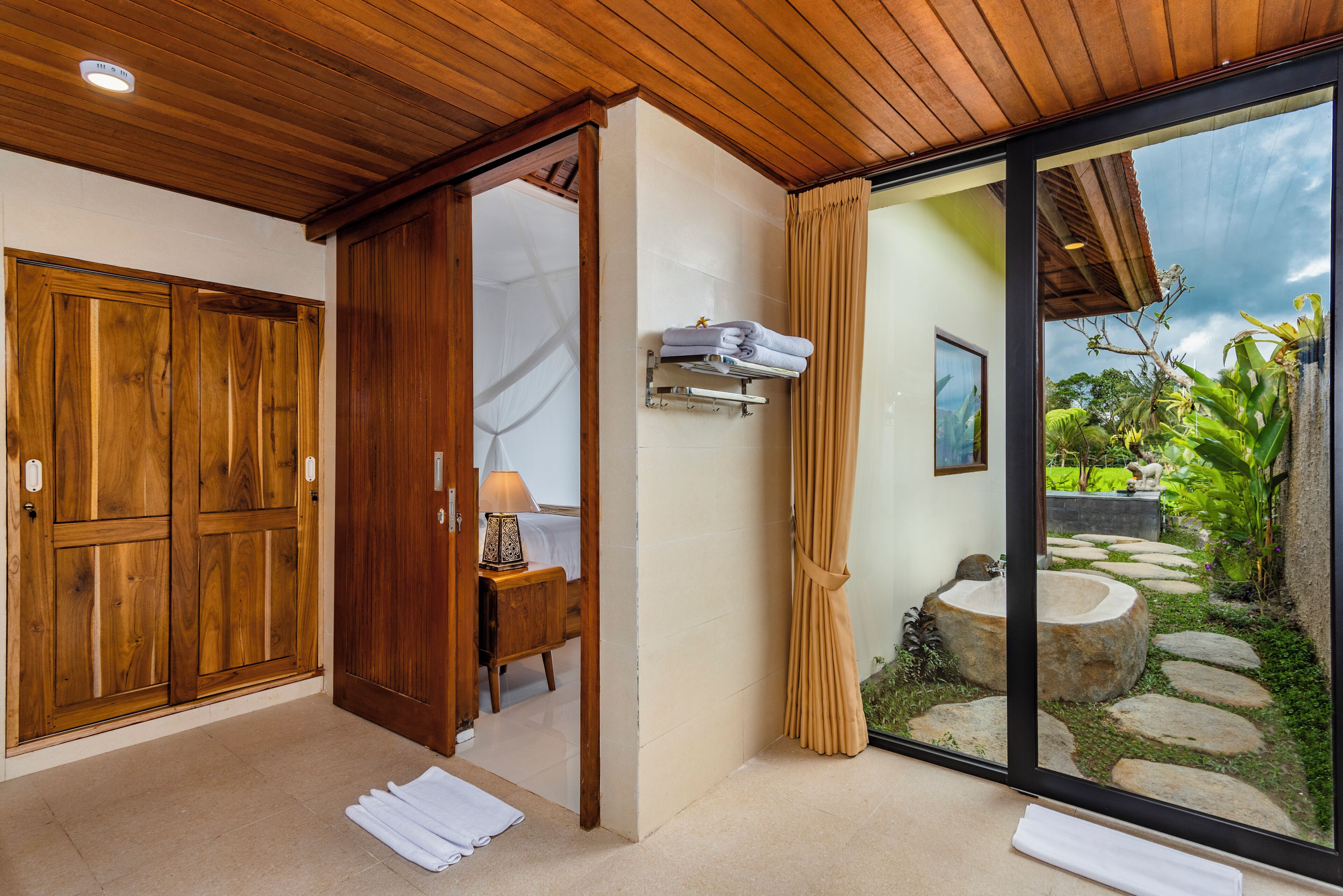 Villa luxueuse, 1 très grand lit, piscine privée, vue sur le jardin | Bureau, espace de travail pour ordinateurs portables