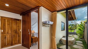 Biệt thự Cao cấp, 1 giường cỡ king, hồ bơi riêng, quang cảnh vườn | Bàn, khu vực làm việc phù hợp cho laptop 