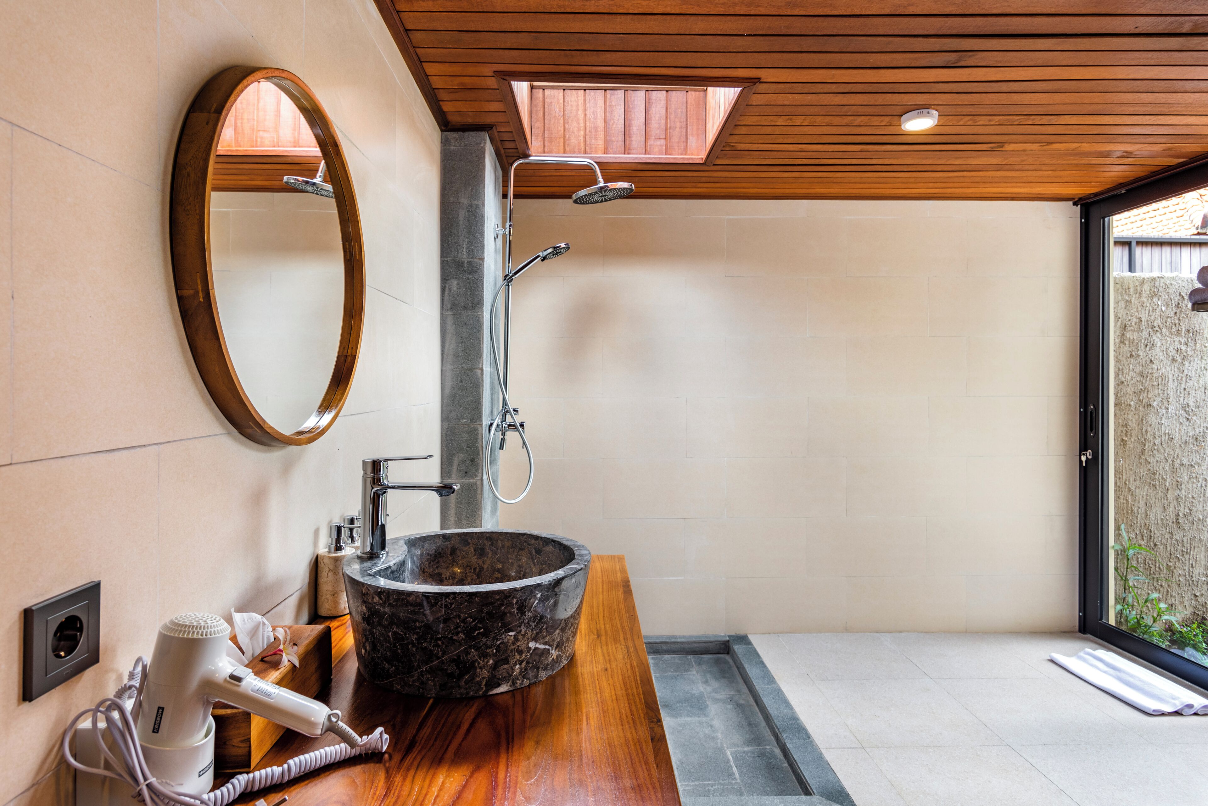 Separate bathtub and shower, free toiletries, hair dryer, towels