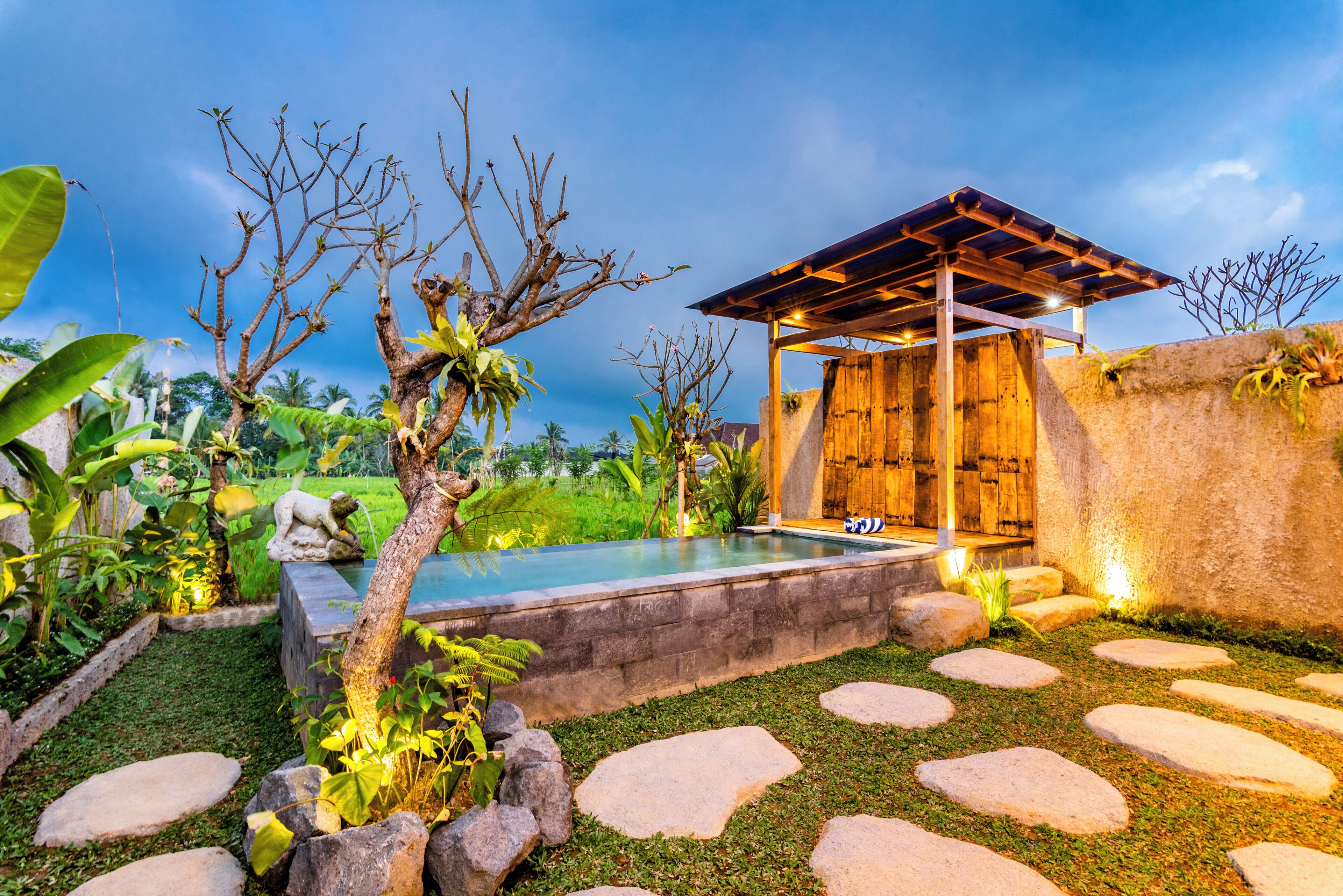 ลักซ์ชัวรี่วิลล่า, เตียงคิงไซส์ 1 เต  ียง, สระว่ายน้ำส่วนตัว, วิวสวน | สระว่ายน้ำ | สระว่ายน้ำกลางแจ้ง