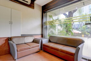 Living room - Deluxe Hotel Amour (Mumbai)