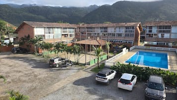 Un hôtel comprenant plusieurs bâtiments, une piscine et situé dans un cadre montagneux.
