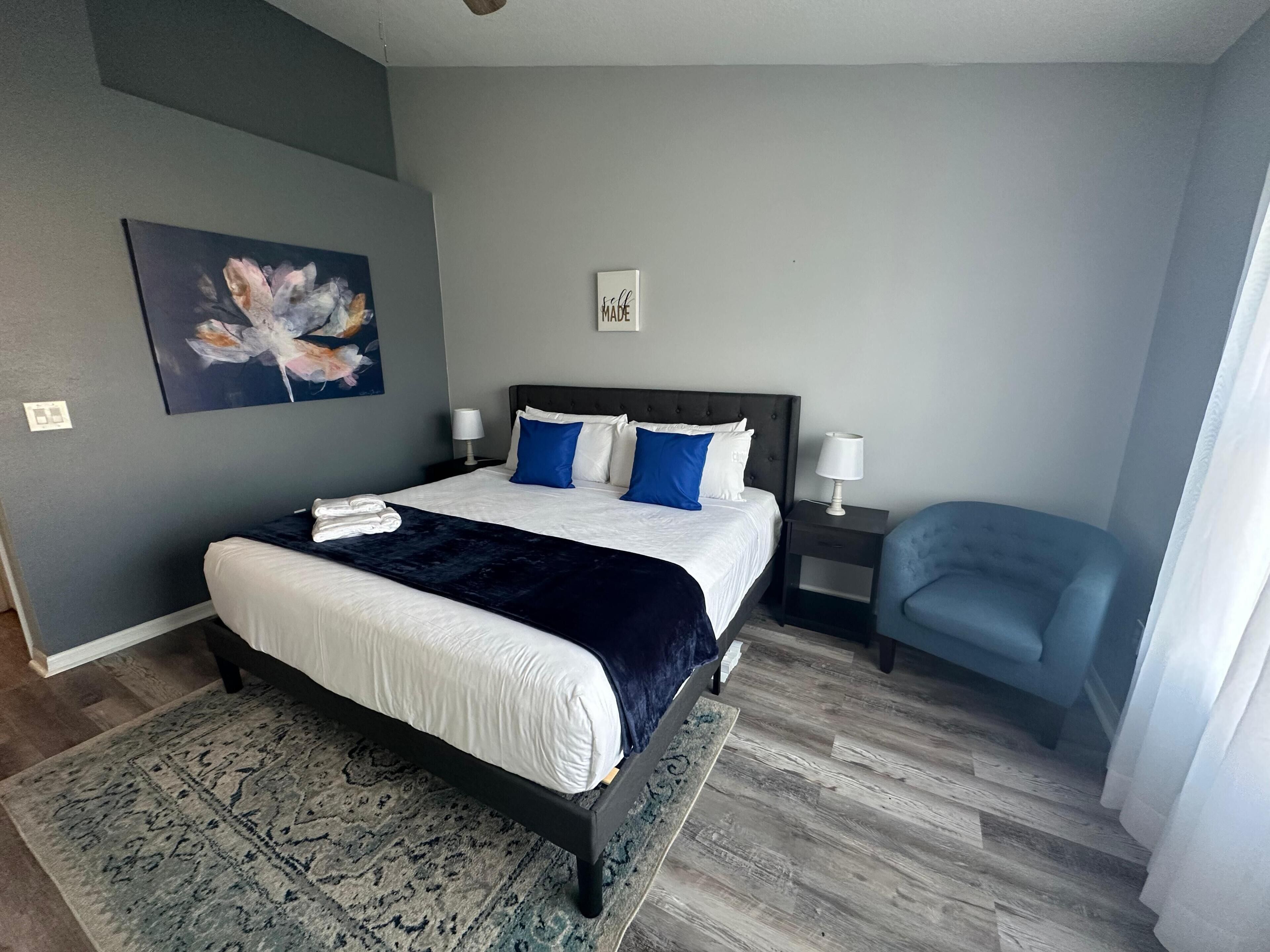 Tabla de planchar con plancha, wifi y ropa de cama 