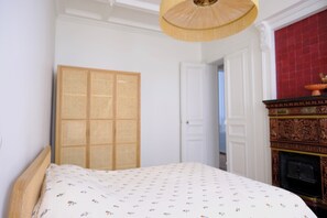 2 bedrooms, iron/ironing board, travel crib, WiFi (free) - Parisian Apartment in Pigalle (Paris)