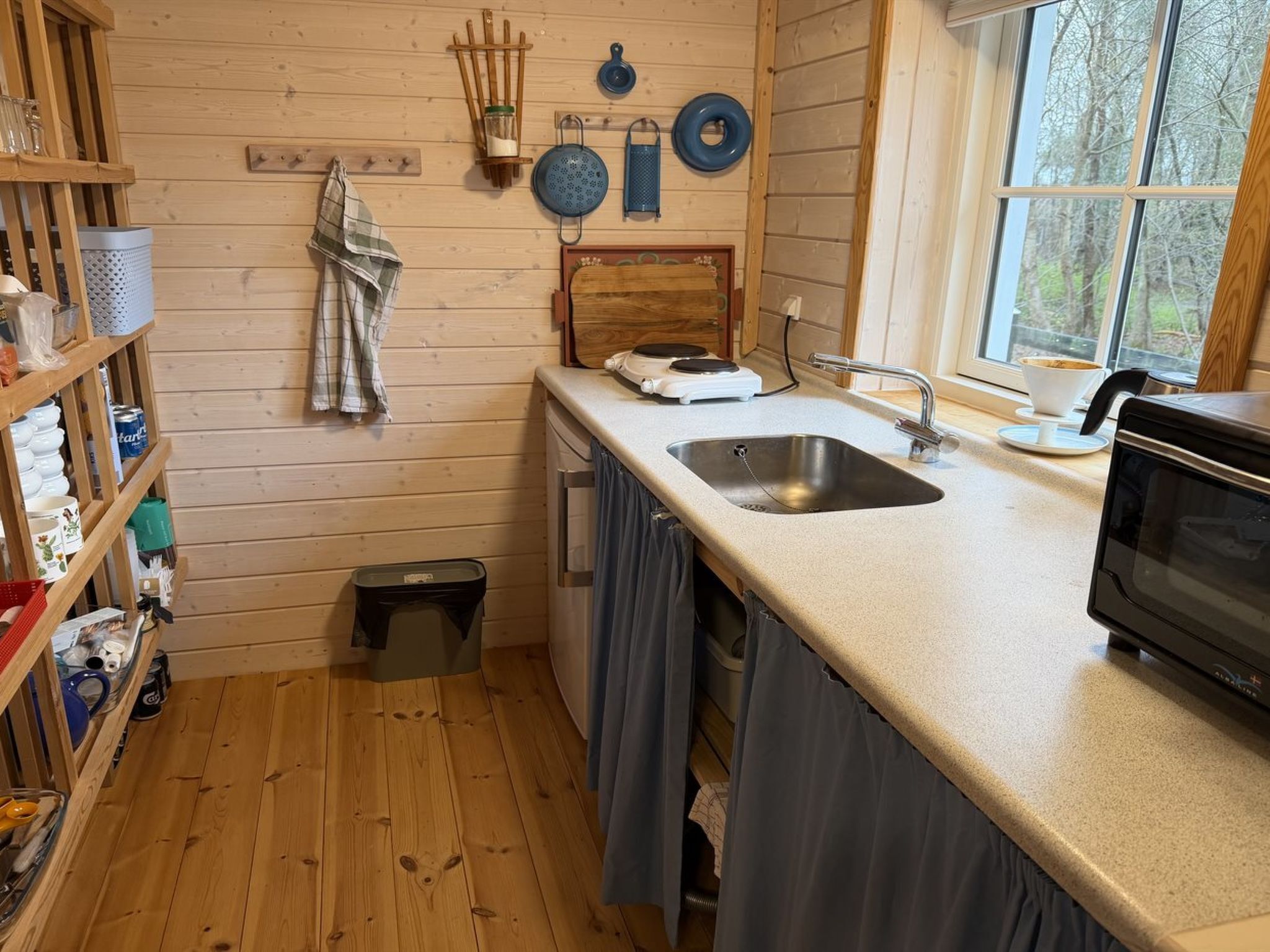 Fridge, cookware/dishes/utensils