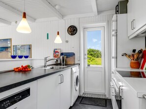 Kylskåp, mikrovågsugn, diskmaskin och grytor/köksredskap
