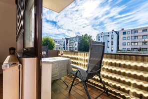 Outdoor dining - Monteurly | Bright 1BR Apt + Kitchen & Parking (Bremerhaven)