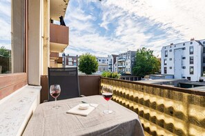 Outdoor dining - Monteurly | Bright 1BR Apt + Kitchen & Parking (Bremerhaven)